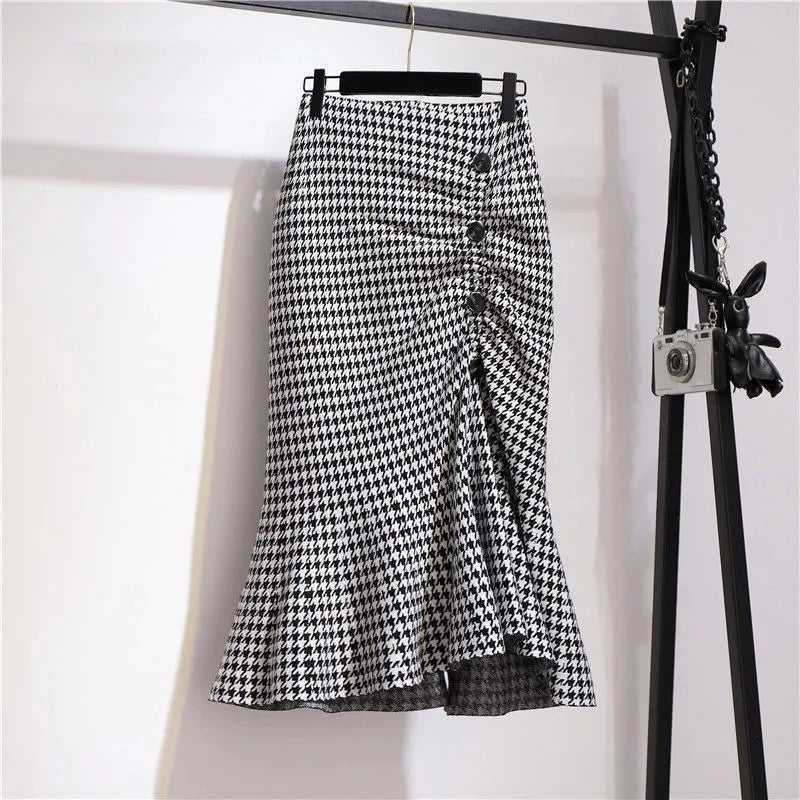 The La Rue Houndstooth Skirt