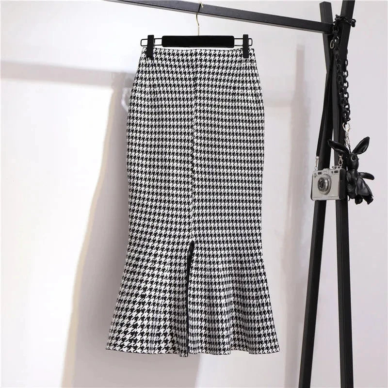 The La Rue Houndstooth Skirt